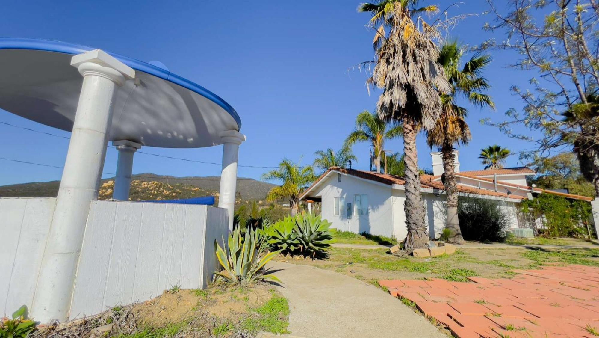 Private Home On 10 Acres - Heated Salt Pool & Jacuzzi, Mountain & City Views, Horseshoes, Basketball, Bbq, Golf Putting, Foosball, Croquet, Bose Stereo, White Cotton Bedding - Hilltop Hacienda, Pool Heat Optional Jamul Eksteriør billede