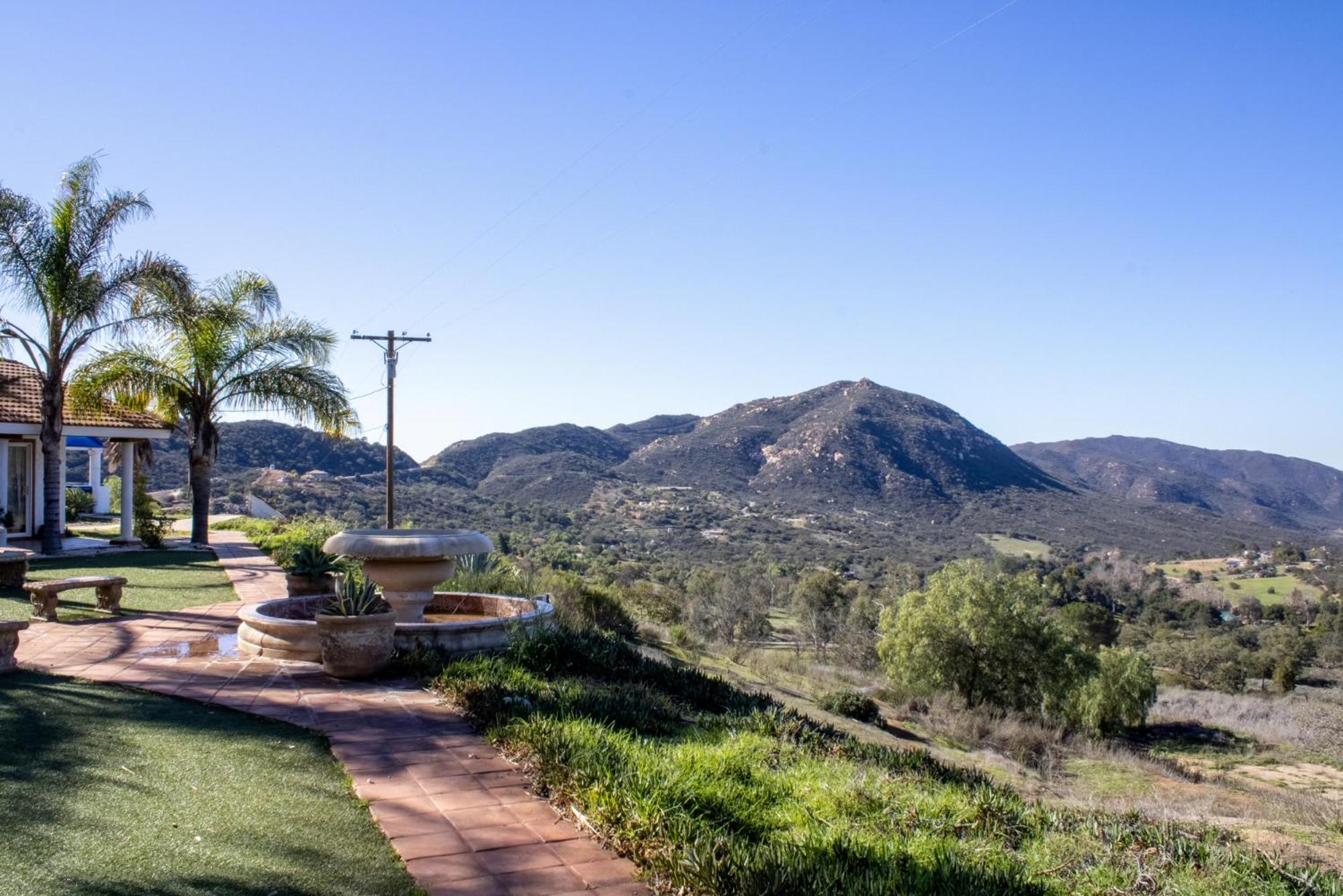 Private Home On 10 Acres - Heated Salt Pool & Jacuzzi, Mountain & City Views, Horseshoes, Basketball, Bbq, Golf Putting, Foosball, Croquet, Bose Stereo, White Cotton Bedding - Hilltop Hacienda, Pool Heat Optional Jamul Eksteriør billede